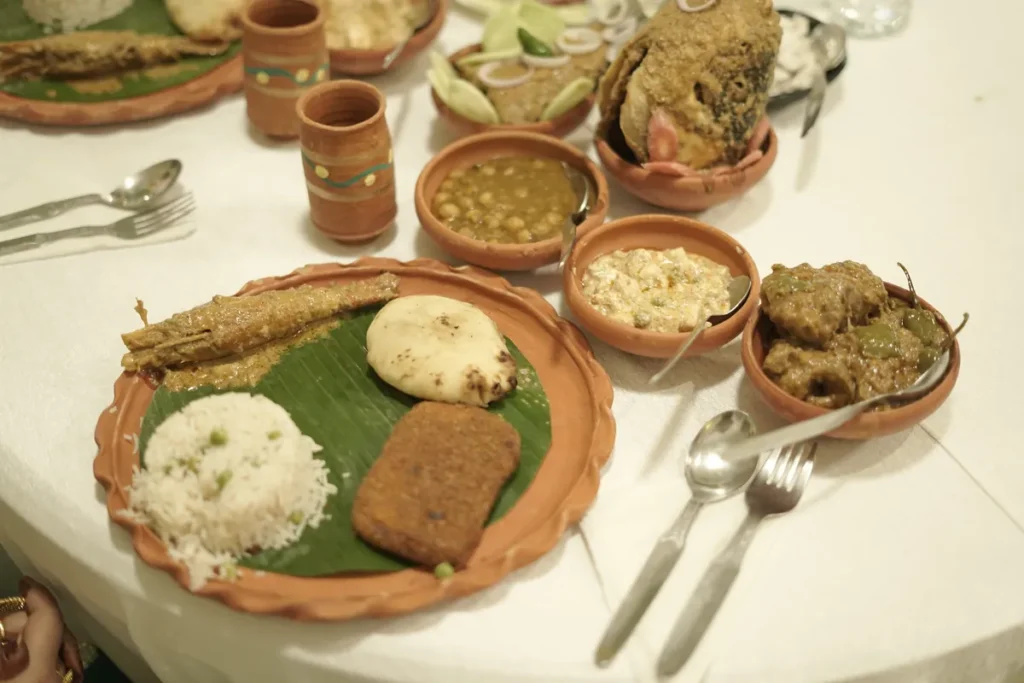 Bengali wedding plate in a clay thala with peas pulao, fish fry, kochuri, cholar dal and curries, served by New Bhojon Caterer, Kolkata