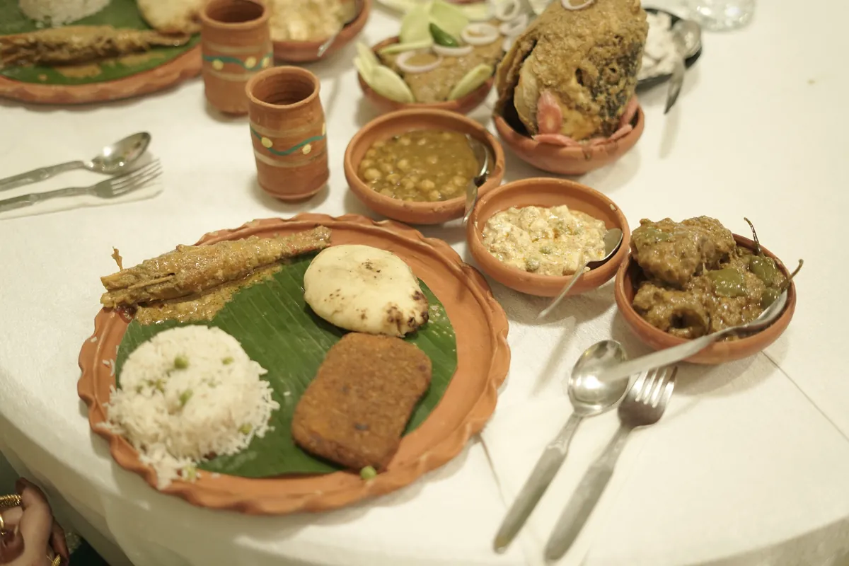 Bengali wedding plate in a clay thala with peas pulao, fish fry, kochuri, cholar dal and curries, served by New Bhojon Caterer, Kolkata