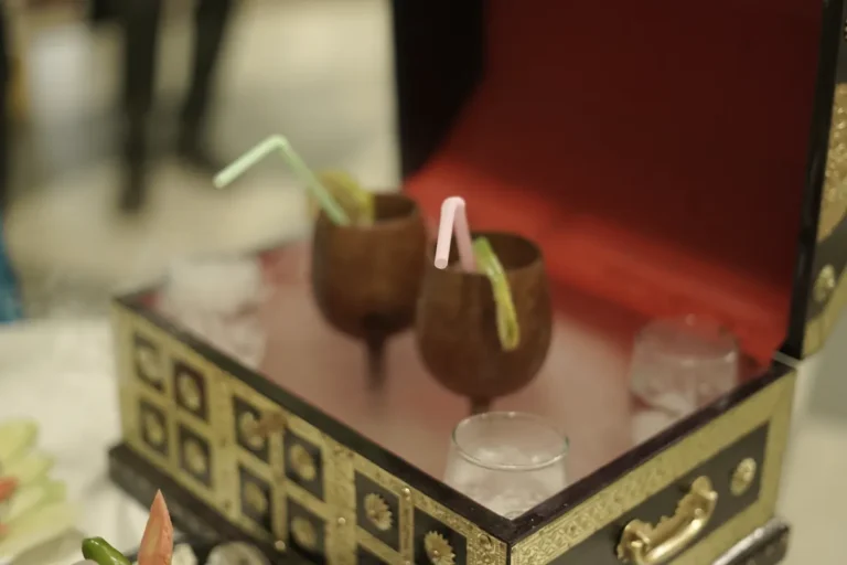 Home 16 Welcome drinks on a dry-ice display at a Kolkata wedding by New Bhojon Caterer